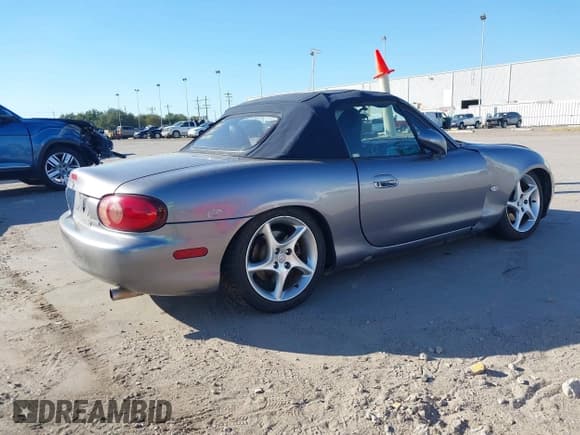 ✅ 2003 Mazda MX-5 Miata Cloth • VIN: JM1NB353430305056 • Lot: 43554607. Wystawiony na IAAI z przebiegiem 101 336 mil. Bezpłatny archiwum sprzedaży aukcyjnych z USA i szczegółowy raport historii pojazdu na DreamBid. Zdjęcie 4.