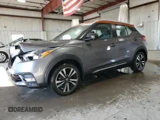 ✅ 2019 Nissan Kicks S • VIN: 3N1CP5CU1KL559540 • Лот: 93241725. Опубликован ранее на Copart с пробегом 27 586 миль. Бесплатный доступ к архиву аукционных продаж из США и подробный отчёт об истории автомобиля на DreamBid. Изображение 1.