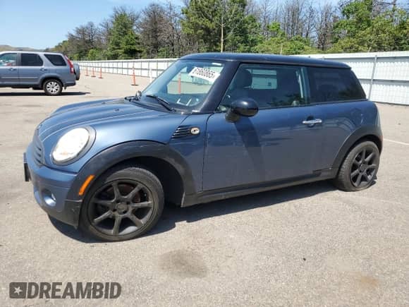 2010 MINI Hardtop с VIN WMWMF3C57ATU79474, выставлен на аукционе Copart как лот 61860865 с пробегом 137 965 миль миль и Чистый • Clean title. История ставок и продаж доступна на DreamBid. Изображение 1.