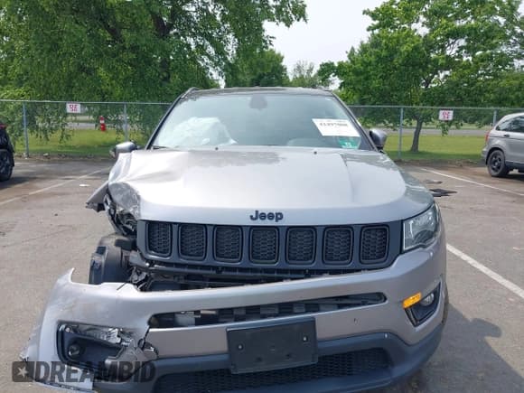 ✅ 2018 Jeep Compass Latitude • VIN: 3C4NJDBB2JT313502 • Lot: 42497008. Listed on IAAI with 125,919 mi. Free auction sales archive from the USA and detailed vehicle history report at DreamBid. Image 12.