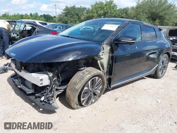 ✅ 2023 Kia EV6 Wind • VIN: KNDC34LAXP5106050 • Lot: 42770842. Wystawiony na IAAI z przebiegiem 17 572 mil. Bezpłatny archiwum sprzedaży aukcyjnych z USA i szczegółowy raport historii pojazdu na DreamBid. Zdjęcie 2.