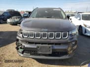 ✅ 2022 Jeep Compass Latitude • VIN: 3C4NJDBB6NT143294 • Lot: 91241175. Wystawiony na Copart z przebiegiem 33 301 mil. Bezpłatny archiwum sprzedaży aukcyjnych z USA i szczegółowy raport historii pojazdu na DreamBid. Zdjęcie 5.