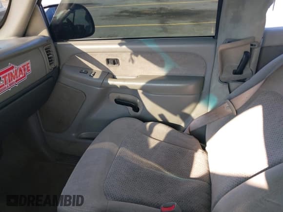 ✅ 2000 Chevrolet Silverado 1500 LS • VIN: 1GCEC19V8YZ284910 • Lot: 43143676. Wystawiony na IAAI z przebiegiem 127 000 mil. Bezpłatny archiwum sprzedaży aukcyjnych z USA i szczegółowy raport historii pojazdu na DreamBid. Zdjęcie 5.