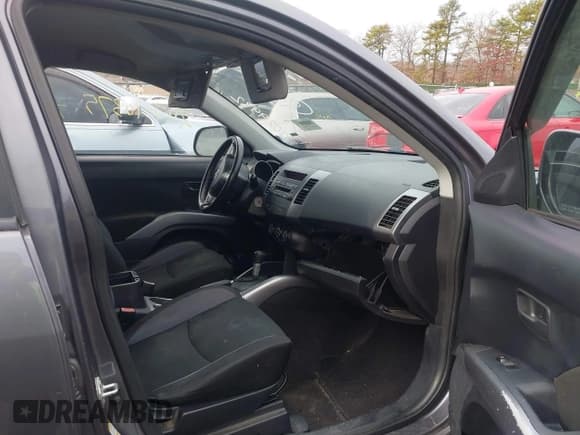 ✅ 2008 Mitsubishi Outlander ES • VIN: JA4LT21W58Z020703 • Lot: 41060835. Wystawiony na IAAI z przebiegiem Nie podano. Bezpłatny archiwum sprzedaży aukcyjnych z USA i szczegółowy raport historii pojazdu na DreamBid. Zdjęcie 5.