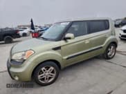 ✅ 2010 Kia Soul + • VIN: KNDJT2A21A7133656 • Лот: 95734085. Опубликован ранее на Copart с пробегом 216 894 миль. Бесплатный доступ к архиву аукционных продаж из США и подробный отчёт об истории автомобиля на DreamBid. Изображение 1.