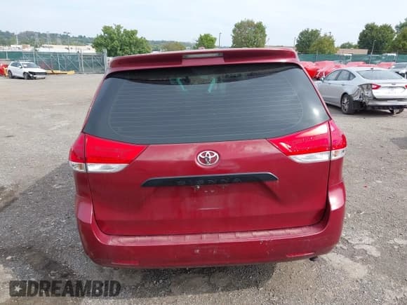✅ 2012 Toyota Sienna • VIN: 5TDZK3DC1CS197463 • Лот: 43326344. Опубликован ранее на IAAI с пробегом 126 289 миль. Бесплатный доступ к архиву аукционных продаж из США и подробный отчёт об истории автомобиля на DreamBid. Изображение 16.
