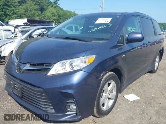 ✅ 2018 Toyota Sienna XLE • VIN: 5TDDZ3DC1JS209775 • Lot: 42848805. Listed on IAAI with 88,172 mi. Free auction sales archive from the USA and detailed vehicle history report at DreamBid. Image 17.