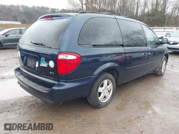✅ 2005 Dodge Caravan SXT • VIN: 2D4GP44L65R148904 • Lot: 43863888. Wystawiony na IAAI z przebiegiem 142 934 mil. Bezpłatny archiwum sprzedaży aukcyjnych z USA i szczegółowy raport historii pojazdu na DreamBid. Zdjęcie 4.