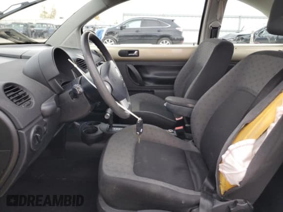 ✅ 2001 Volkswagen Beetle GLS • VIN: 3VWCB21C11M463238 • Lot: 91446615. Listed on Copart with 51,962 mi. Free auction sales archive from the USA and detailed vehicle history report at DreamBid. Image 7.