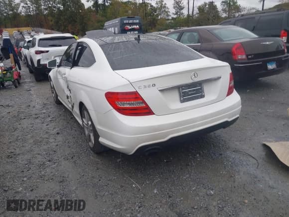 ✅ 2015 Mercedes-Benz C 250 • VIN: WDDGJ4HB4FG369524 • Лот: 43527542. Опубликован ранее на IAAI с пробегом 75 325 миль. Бесплатный доступ к архиву аукционных продаж из США и подробный отчёт об истории автомобиля на DreamBid. Изображение 3.