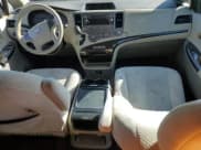 ✅ 2011 Toyota Sienna LE • VIN: 5TDKK3DC2BS135487 • Lot: 93556155. Wystawiony na Copart z przebiegiem 147 038 mil. Bezpłatny archiwum sprzedaży aukcyjnych z USA i szczegółowy raport historii pojazdu na DreamBid. Zdjęcie 8.