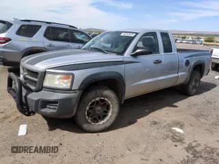 2008 Dodge Dakota SXT z VIN 1D7HE32K08S626030, wystawiony jako Copart lot #56253975 z przebiegiem 89 430 mil mil oraz Szkoda całkowita • Salvage title. Historia ofert i sprzedaży dostępna na DreamBid. Obrazek 1.