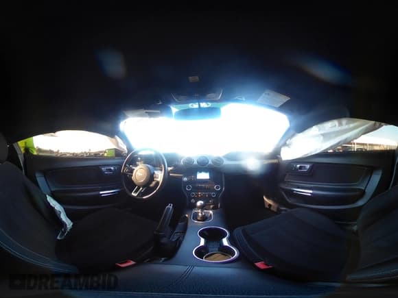 ✅ 2019 Ford Mustang GT Premium • VIN: 1FA6P8CF1K5175101 • Lot: 42972951. Wystawiony na IAAI z przebiegiem 37 745 mil. Bezpłatny archiwum sprzedaży aukcyjnych z USA i szczegółowy raport historii pojazdu na DreamBid. Zdjęcie 18.