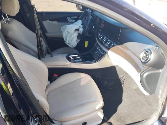 ✅ 2019 Mercedes-Benz E 300 • VIN: WDDZF4JB5KA523255 • Lot: 41731107. Listed on IAAI with 22,065 mi. Free auction sales archive from the USA and detailed vehicle history report at DreamBid. Image 5.