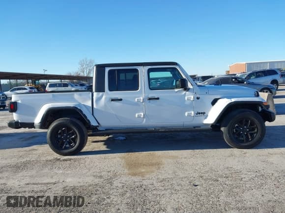 ✅ 2023 Jeep Gladiator Willys • VIN: 1C6HJTAGXPL528674 • Lot: 41376339. Wystawiony na IAAI z przebiegiem 7 102 mil. Bezpłatny archiwum sprzedaży aukcyjnych z USA i szczegółowy raport historii pojazdu na DreamBid. Zdjęcie 6.