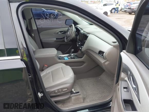 ✅ 2018 Chevrolet Traverse LT • VIN: 1GNERHKWXJJ259626 • Lot: 42395986. Wystawiony na IAAI z przebiegiem 80 690 mil. Bezpłatny archiwum sprzedaży aukcyjnych z USA i szczegółowy raport historii pojazdu na DreamBid. Zdjęcie 5.