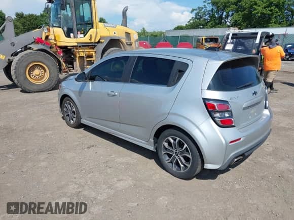 2020 Chevrolet Sonic LT z VIN 1G1JD6SB2L4103288, wystawiony jako IAAI lot #42551085 z przebiegiem 34 845 mil mil oraz . Historia ofert i sprzedaży dostępna na DreamBid. Obrazek 3.