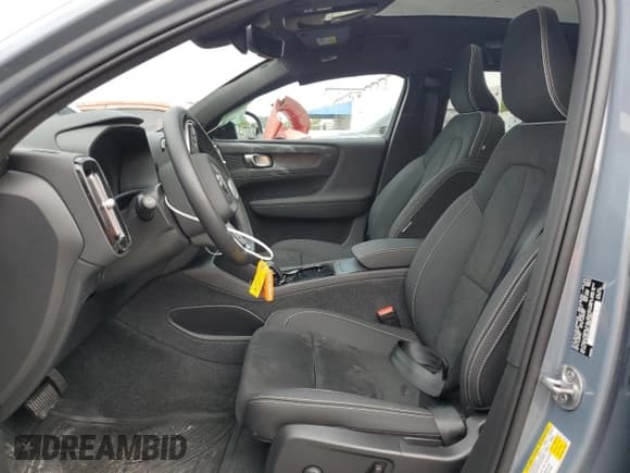 ✅ 2023 Volvo C40 Plus • VIN: YV4ED3GL1P2063793 • Lot: 45872694. Wystawiony na Copart z przebiegiem 815 mil. Bezpłatny archiwum sprzedaży aukcyjnych z USA i szczegółowy raport historii pojazdu na DreamBid. Zdjęcie 7.