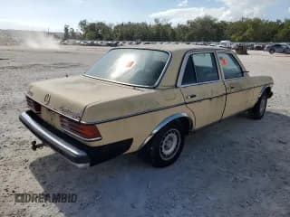 ✅ 1982 Mercedes-Benz 300 D • VIN: WDBAB33A7CB008365 • Лот: 80248424. Опубликован ранее на Copart с пробегом 234 488 миль. Бесплатный доступ к архиву аукционных продаж из США и подробный отчёт об истории автомобиля на DreamBid. Изображение 3.
