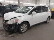 ✅ 2008 Nissan Versa S • VIN: 3N1BC13E68L390147 • Лот: 43663205. Опубликован ранее на IAAI с пробегом 91 637 миль. Бесплатный доступ к архиву аукционных продаж из США и подробный отчёт об истории автомобиля на DreamBid. Изображение 2.