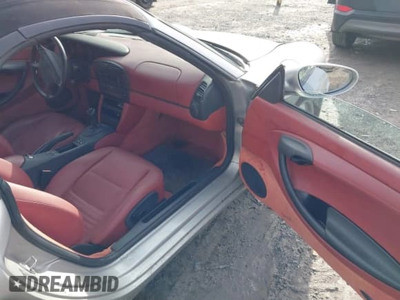 ✅ 1997 Porsche Boxster • VIN: WP0CA2988VS622999 • Lot: 43783702. Wystawiony na IAAI z przebiegiem 68 362 mil. Bezpłatny archiwum sprzedaży aukcyjnych z USA i szczegółowy raport historii pojazdu na DreamBid. Zdjęcie 8.