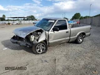 1998 Chevrolet S-10 z VIN 1GCCS1446WK252696, wystawiony jako Copart lot #87238185 z przebiegiem 264 001 mil mil oraz Szkoda całkowita • Salvage title. Historia ofert i sprzedaży dostępna na DreamBid. Obrazek 1.