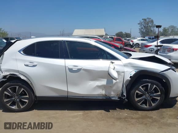 ✅ 2020 Lexus UX 200 • VIN: JTHX3JBH3L2029076 • Lot: 42554639. Wystawiony na IAAI z przebiegiem 62 861 mil. Bezpłatny archiwum sprzedaży aukcyjnych z USA i szczegółowy raport historii pojazdu na DreamBid. Zdjęcie 13.