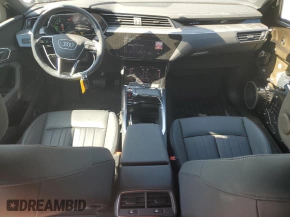 ✅ 2024 Audi Q8 e-tron • VIN: WA1BAAGE8RB038603 • Lot: 70834514. Wystawiony na Copart z przebiegiem 7 300 mil. Bezpłatny archiwum sprzedaży aukcyjnych z USA i szczegółowy raport historii pojazdu na DreamBid. Zdjęcie 8.