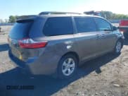 ✅ 2015 Toyota Sienna LE • VIN: 5TDKK3DC9FS685243 • Lot: 43544206. Wystawiony na IAAI z przebiegiem 263 121 mil. Bezpłatny archiwum sprzedaży aukcyjnych z USA i szczegółowy raport historii pojazdu na DreamBid. Zdjęcie 4.
