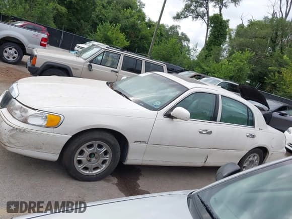 ✅ 1998 Lincoln Town Car Signature • VIN: 1LNFM82W5WY678263 • Lot: 42884109. Listed on IAAI with 128,024 mi. Free auction sales archive from the USA and detailed vehicle history report at DreamBid. Image 15.