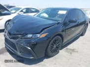 ✅ 2021 Toyota Camry SE Nightshade • VIN: 4T1G11AK9MU485346 • Лот: 39700485. Опубликован ранее на IAAI с пробегом 35 031 миль. Бесплатный доступ к архиву аукционных продаж из США и подробный отчёт об истории автомобиля на DreamBid. Изображение 2.