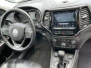 ✅ 2020 Jeep Cherokee Limited • VIN: 1C4PJMDXXLD562415 • Lot: 87179025. Wystawiony na Copart z przebiegiem 142 343 mil. Bezpłatny archiwum sprzedaży aukcyjnych z USA i szczegółowy raport historii pojazdu na DreamBid. Zdjęcie 9.