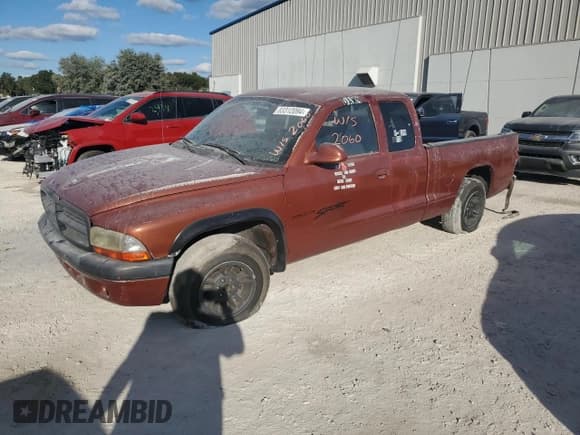 ✅ 2000 Dodge Dakota • VIN: 1B7GL22X9YS764702 • Lot: 83312094. Wystawiony na Copart z przebiegiem 235 503 mil. Bezpłatny archiwum sprzedaży aukcyjnych z USA i szczegółowy raport historii pojazdu na DreamBid. Zdjęcie 1.