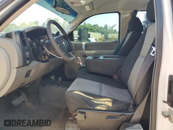 ✅ 2008 Chevrolet Silverado 2500HD 1LT • VIN: 1GCHK29K08E214305 • Lot: 57968475. Wystawiony na Copart z przebiegiem 173 232 mil. Bezpłatny archiwum sprzedaży aukcyjnych z USA i szczegółowy raport historii pojazdu na DreamBid. Zdjęcie 7.