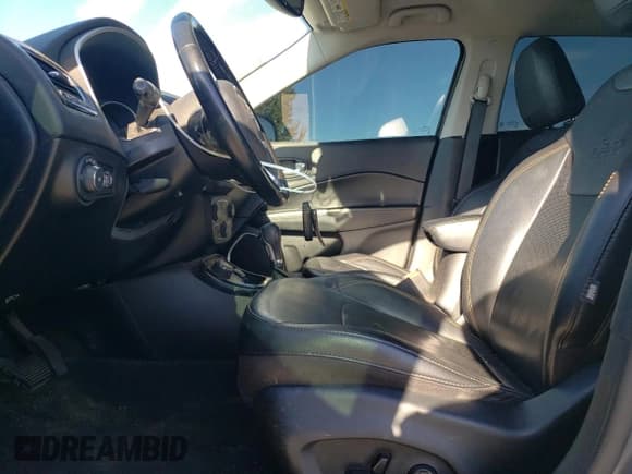 ✅ 2020 Jeep Compass Limited • VIN: 3C4NJDCB8LT151361 • Lot: 81908545. Wystawiony na Copart z przebiegiem 93 980 mil. Bezpłatny archiwum sprzedaży aukcyjnych z USA i szczegółowy raport historii pojazdu na DreamBid. Zdjęcie 7.