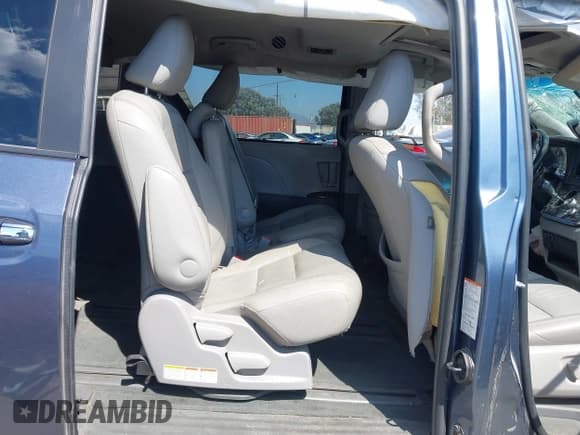 ✅ 2017 Toyota Sienna XLE Auto Access Seat • VIN: 5TDYZ3DC7HS854846 • Lot: 43089936. Listed on IAAI with 135,322 mi. Free auction sales archive from the USA and detailed vehicle history report at DreamBid. Image 8.