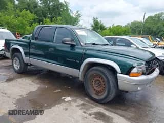 2002 Dodge Dakota SLT z VIN 1B7HL48N72S640361, wystawiony jako IAAI lot #42430951 z przebiegiem 197 267 mil mil oraz . Historia ofert i sprzedaży dostępna na DreamBid. Obrazek 1.