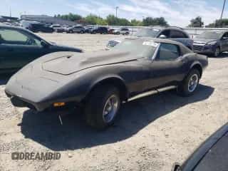 1975 Chevrolet Corvette z VIN 1Z37J5S410428, wystawiony jako Copart lot #60106774 z przebiegiem Nie podano mil oraz Czysty tytuł • Clean title. Historia ofert i sprzedaży dostępna na DreamBid. Obrazek 1.