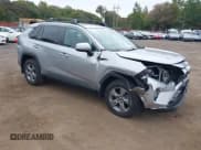 ✅ 2022 Toyota RAV4 XLE • VIN: 2T3P1RFV7NW253886 • Lot: 43274561. Wystawiony na IAAI z przebiegiem 82 915 mil. Bezpłatny archiwum sprzedaży aukcyjnych z USA i szczegółowy raport historii pojazdu na DreamBid. Zdjęcie 1.