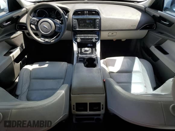 ✅ 2017 Jaguar XE 25t Prestige • VIN: SAJAE4BG1HA952939 • Lot: 63829485. Wystawiony na Copart z przebiegiem 67 543 mil. Bezpłatny archiwum sprzedaży aukcyjnych z USA i szczegółowy raport historii pojazdu na DreamBid. Zdjęcie 8.