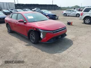 ✅ 2025 Kia K4 LXS • VIN: 3KPFT4DE0SE142230 • Лот: 42928956. Опубликован ранее на IAAI с пробегом 1 873 миль. Бесплатный доступ к архиву аукционных продаж из США и подробный отчёт об истории автомобиля на DreamBid. Изображение 1.