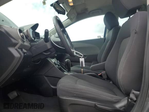 2014 Chevrolet Sonic LT z VIN 1G1JC5SHXE4200758, wystawiony jako Copart lot #65268585 z przebiegiem 136 698 mil mil oraz Nie do naprawy • Non repairable. Historia ofert i sprzedaży dostępna na DreamBid. Obrazek 7.