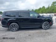 ✅ 2024 Jeep Wagoneer Series II • VIN: 1C4SJUBP5RS172355 • Lot: 42825997. Wystawiony na IAAI z przebiegiem 43 787 mil. Bezpłatny archiwum sprzedaży aukcyjnych z USA i szczegółowy raport historii pojazdu na DreamBid. Zdjęcie 13.