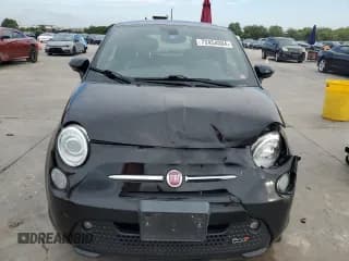 ✅ 2017 FIAT 500e • VIN: 3C3CFFGE1HT654265 • Lot: 72454004. Wystawiony na Copart z przebiegiem 50 494 mil. Bezpłatny archiwum sprzedaży aukcyjnych z USA i szczegółowy raport historii pojazdu na DreamBid. Zdjęcie 5.