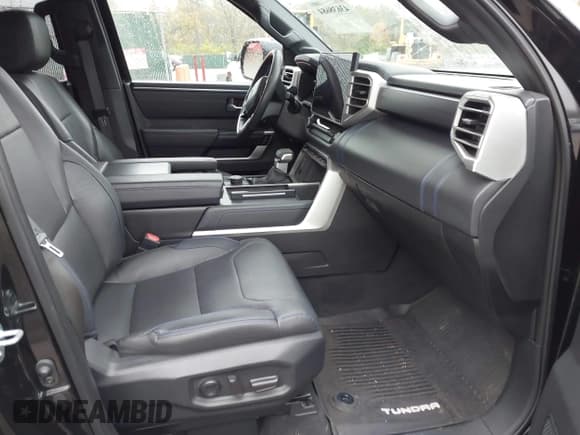 ✅ 2022 Toyota Tundra Platinum • VIN: 5TFNA5DB4NX025817 • Lot: 43638684. Wystawiony na IAAI z przebiegiem 76 854 mil. Bezpłatny archiwum sprzedaży aukcyjnych z USA i szczegółowy raport historii pojazdu na DreamBid. Zdjęcie 5.