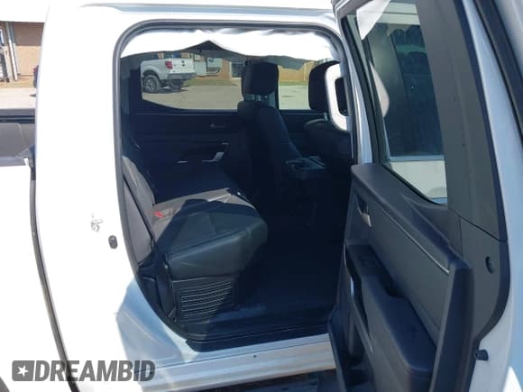 ✅ 2024 Toyota Tundra Limited Hybrid • VIN: 5TFJC5DB8RX063632 • Lot: 43408383. Wystawiony na IAAI z przebiegiem 21 392 mil. Bezpłatny archiwum sprzedaży aukcyjnych z USA i szczegółowy raport historii pojazdu na DreamBid. Zdjęcie 8.