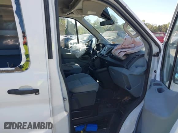 ✅ 2016 Ford Transit Cargo • VIN: 1FTYR2CG1GKB01723 • Lot: 43028041. Wystawiony na IAAI z przebiegiem 95 037 mil. Bezpłatny archiwum sprzedaży aukcyjnych z USA i szczegółowy raport historii pojazdu na DreamBid. Zdjęcie 5.