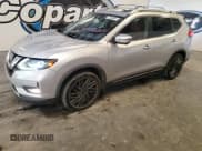 ✅ 2017 Nissan Rogue SL • VIN: JN8AT2MV9HW026364 • Лот: 84241415. Опубликован ранее на Copart с пробегом 135 984 миль. Бесплатный доступ к архиву аукционных продаж из США и подробный отчёт об истории автомобиля на DreamBid. Изображение 1.