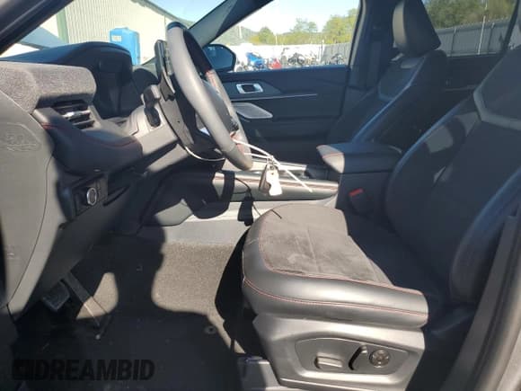 ✅ 2025 Ford Explorer ST • VIN: 1FMWK8GC6SGC40078 • Lot: 86498085. Wystawiony na Copart z przebiegiem 3 639 mil. Bezpłatny archiwum sprzedaży aukcyjnych z USA i szczegółowy raport historii pojazdu na DreamBid. Zdjęcie 7.