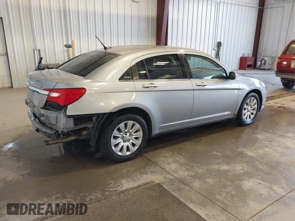 ✅ 2013 Chrysler 200 LX • VIN: 1C3CCBAB0DN691365 • Lot: 43315832. Wystawiony na IAAI z przebiegiem 143 221 mil. Bezpłatny archiwum sprzedaży aukcyjnych z USA i szczegółowy raport historii pojazdu na DreamBid. Zdjęcie 4.